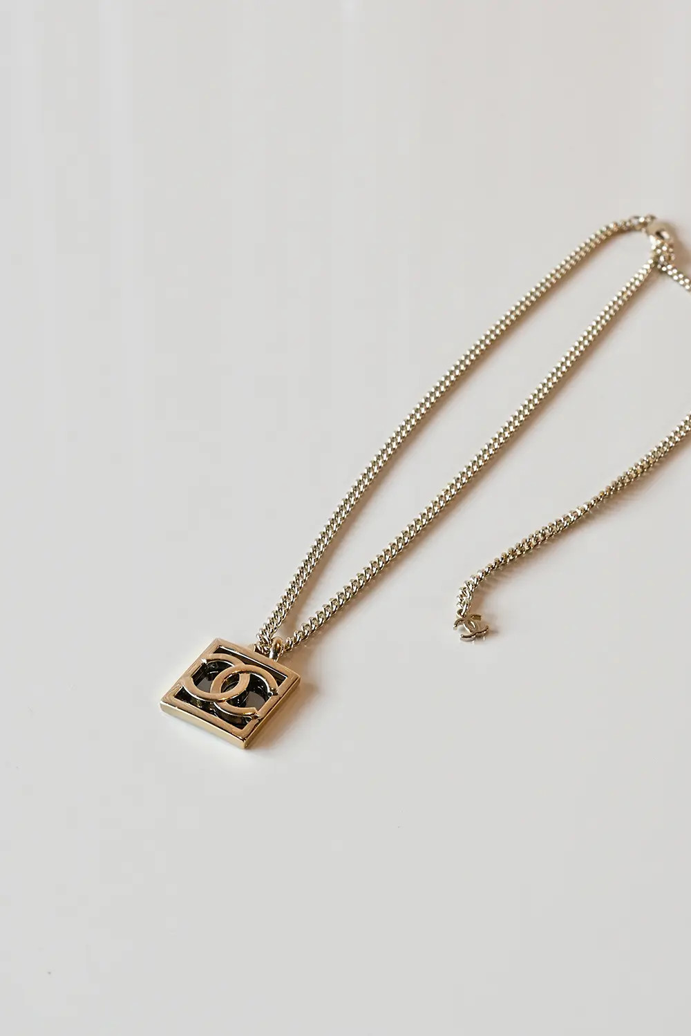 Chanel CC square necklace | A23 B